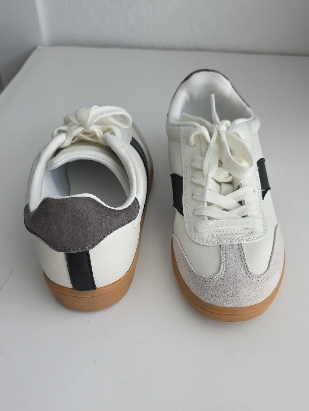 Universal Thread Cream and Black Retro-Style Sneakers with Gum Sole 6.5